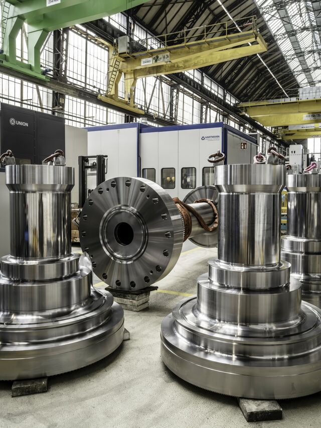 ■ The rotating shafts of gas turbines.