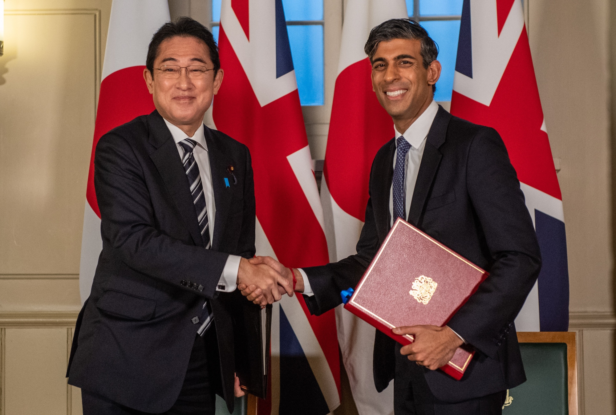 Japanese Prime Minister Fumio Kishida and UK counterpart Rishi Sunak&nbsp;sign a defense agreement.