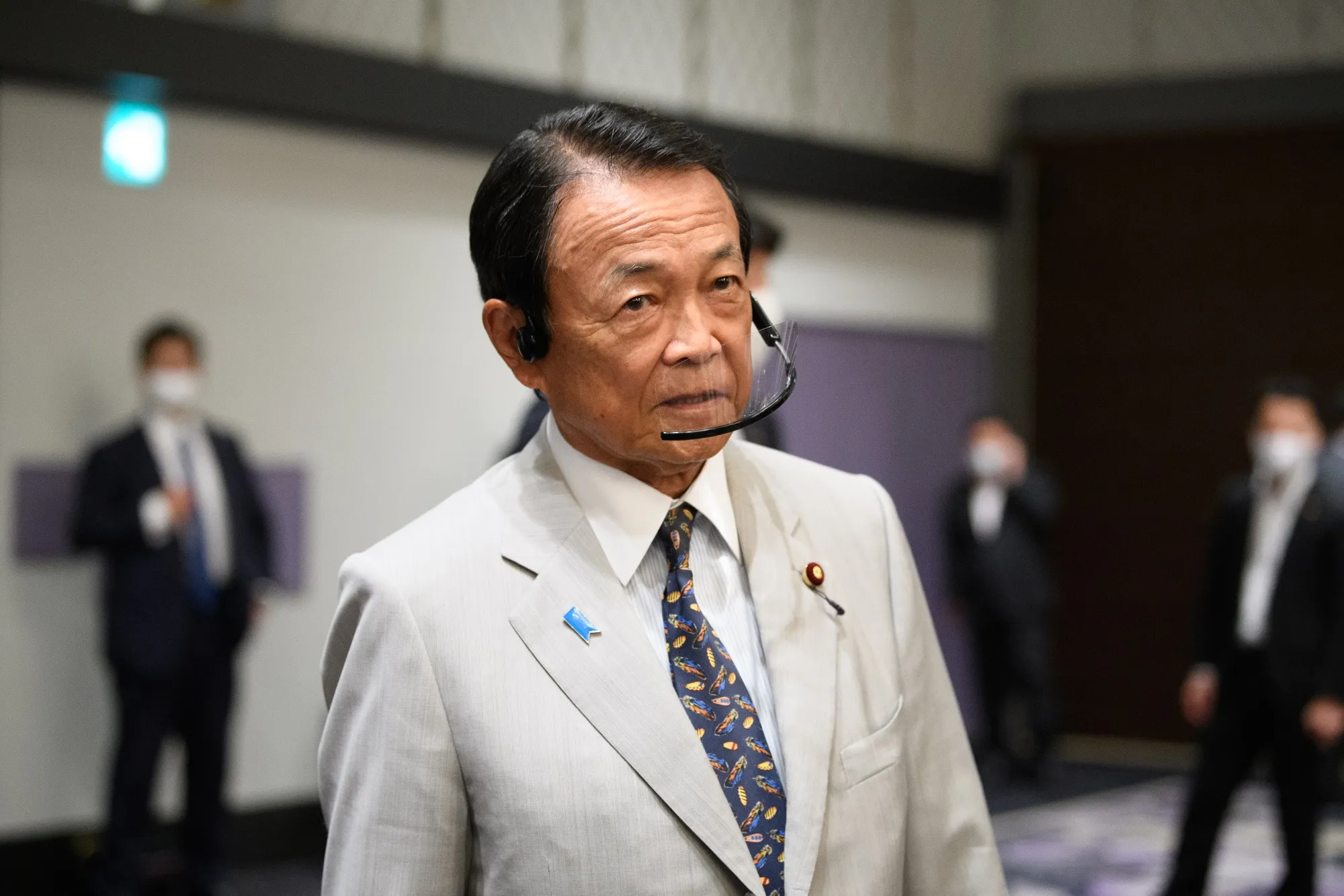 麻生財務相、東証売買停止は「甚だ遺憾」－機械は必ず故障 - Bloomberg