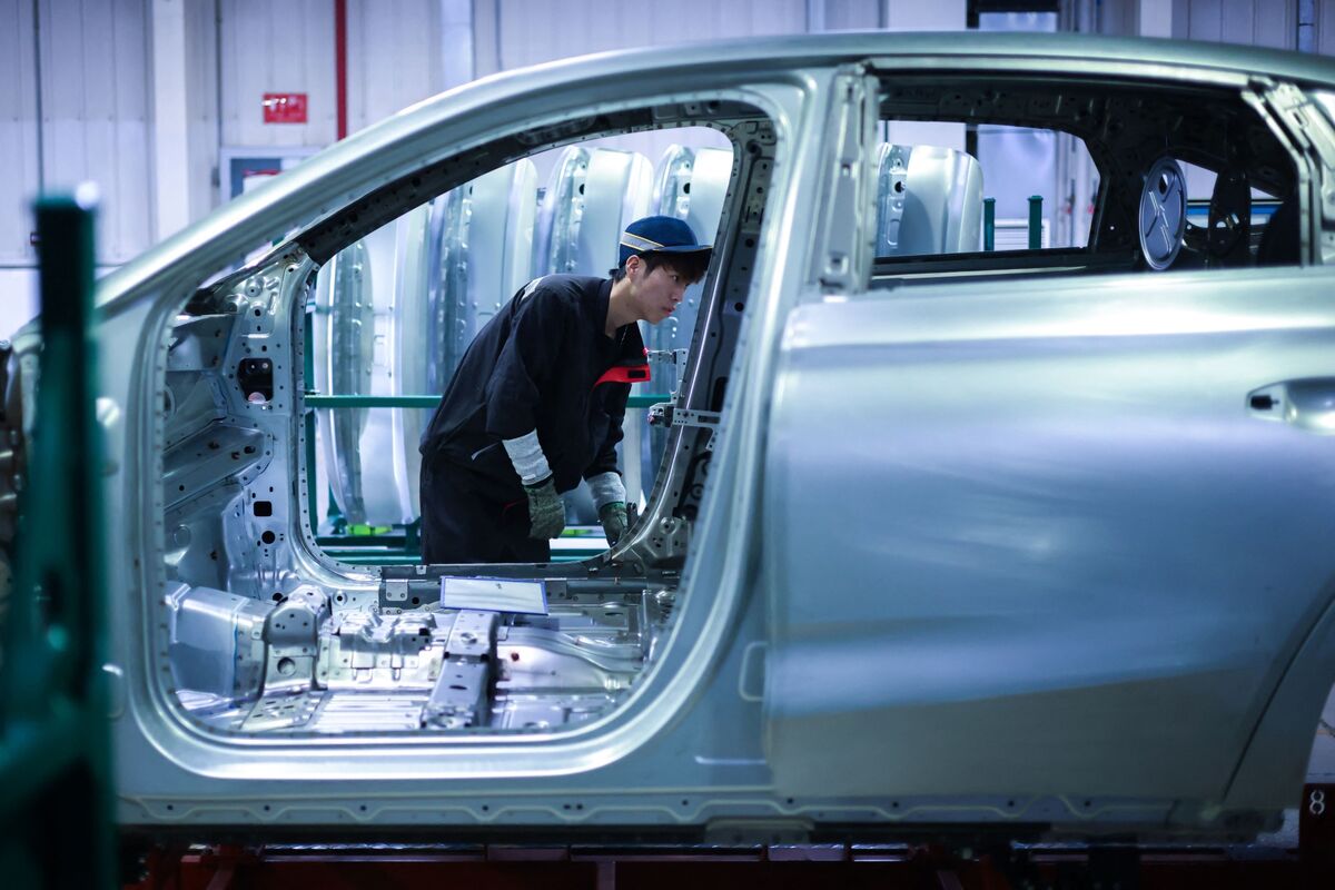 bloomberg.com - Juliana Liu - Go Slow Is the Right Route for China's Auto Glut