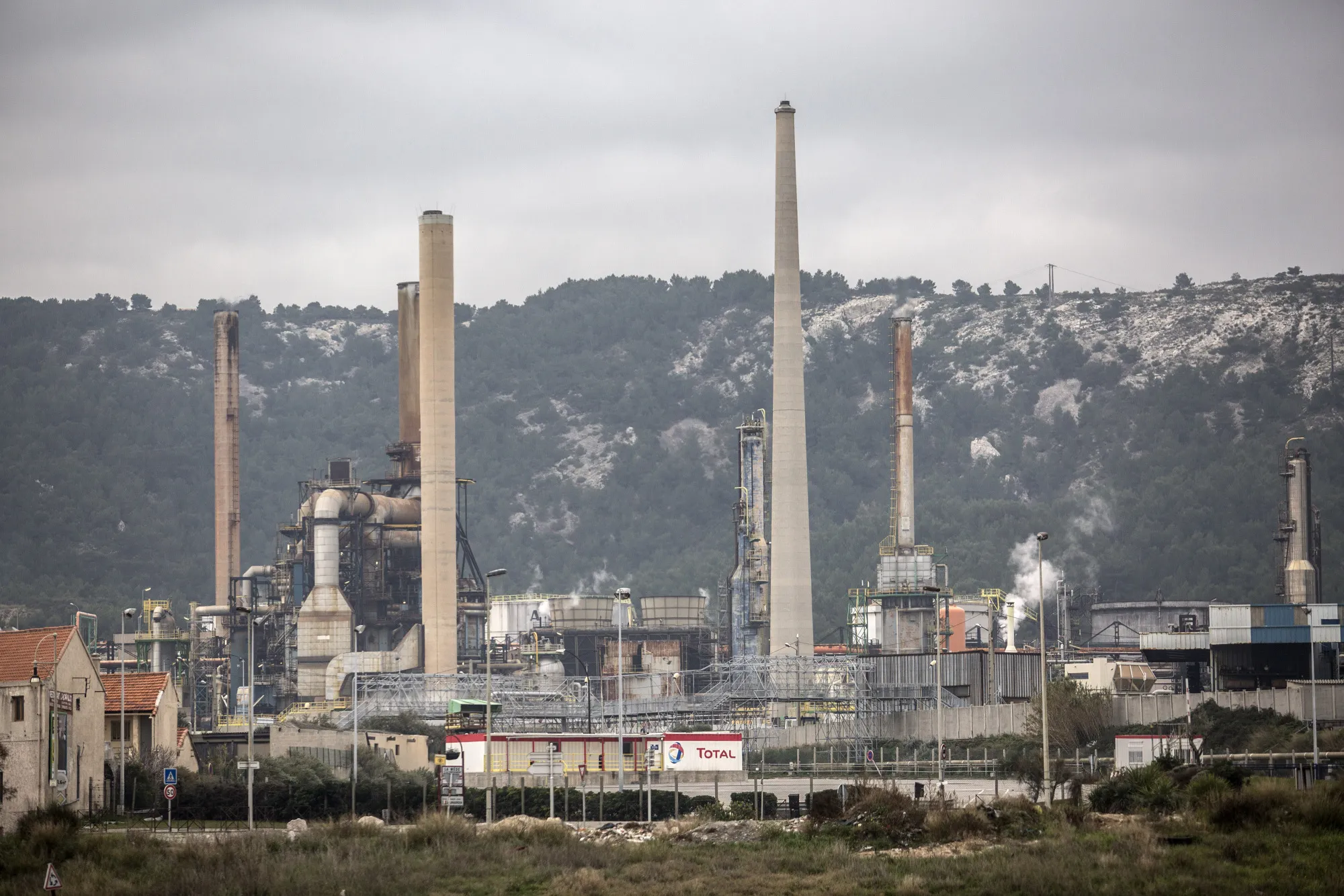 Oil processing structures stand at La Mede refinery, operated by Total SA, in La Mede.&nbsp;
