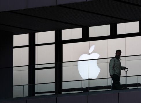 Apple CEO Cook Makes Second China Visit as Stores Almost Double