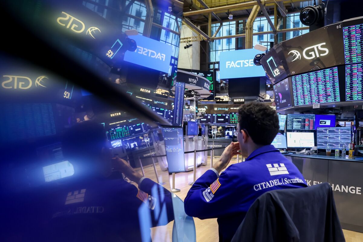 S&amp;P 500 Finishes Lower as Regional Bank, Insurer Concerns Weigh