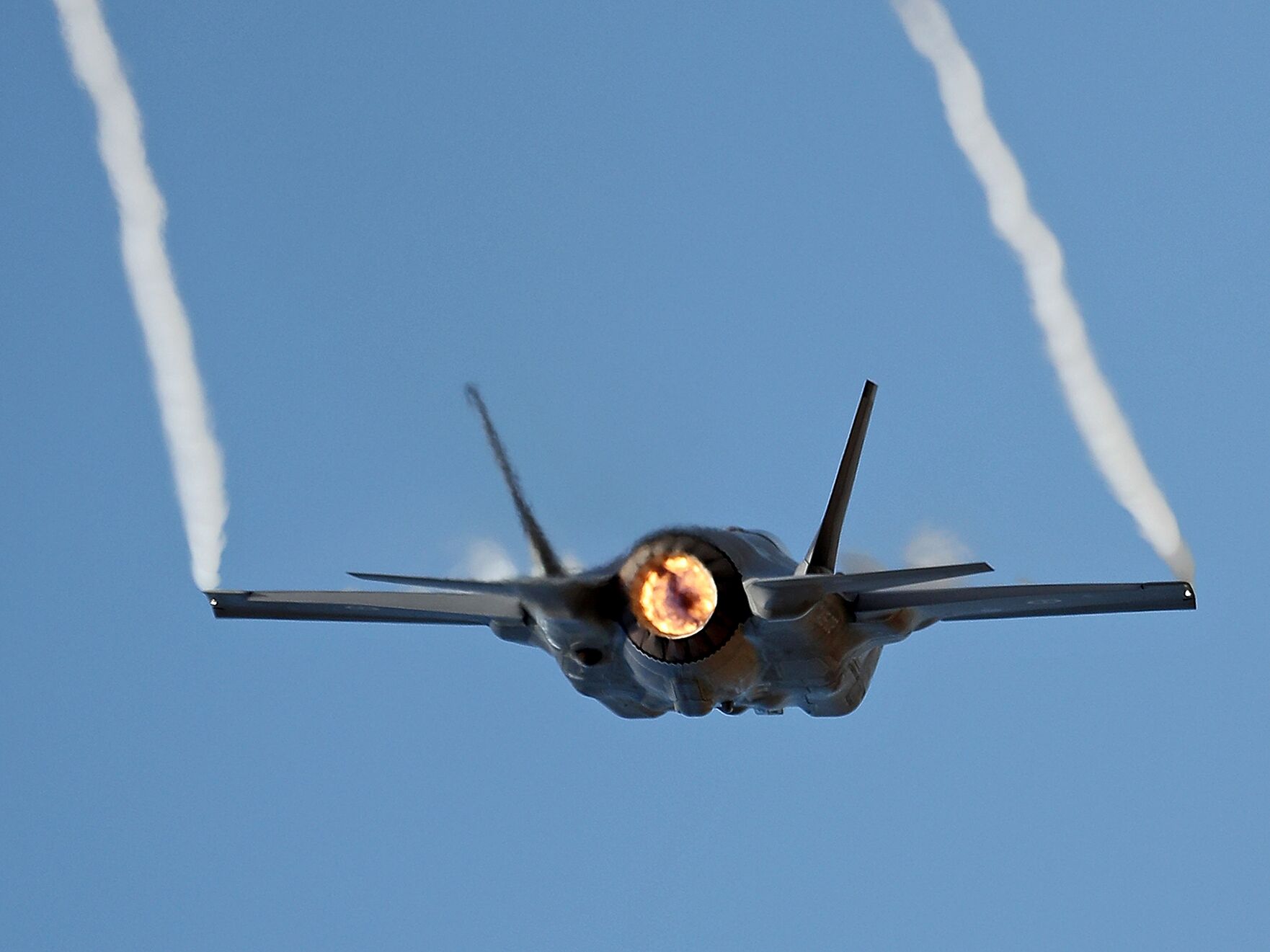 уничтоженные боевики в ираке. самолеты ввс нато ф-15. • aeronautical heritage. черного цвета самолеты боевики. транспортный реактивный самолет с двойным хвостом фото.