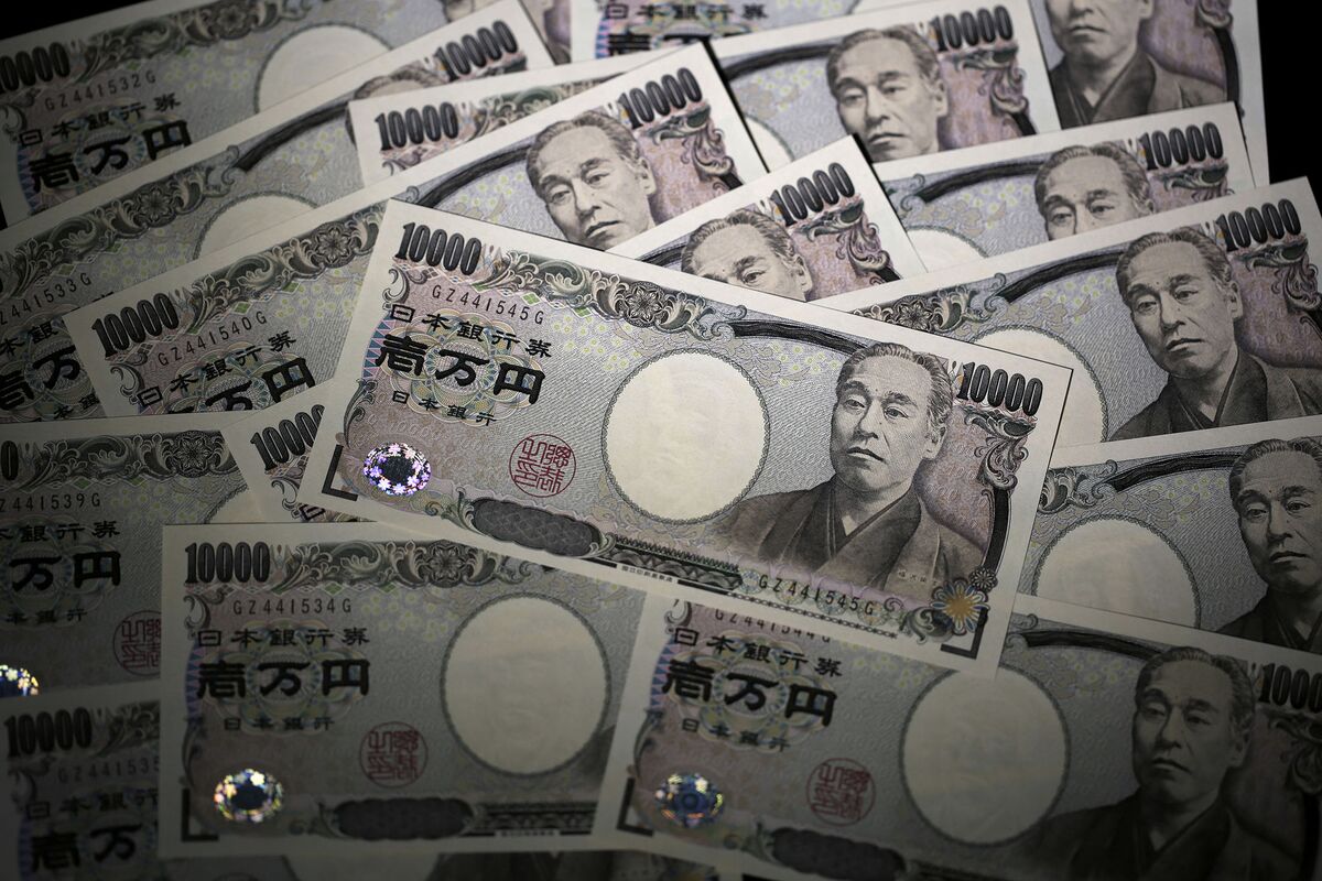 Japan Builds $124 Billion Cash Hoard Even as It Cuts Treasuries - Bloomberg