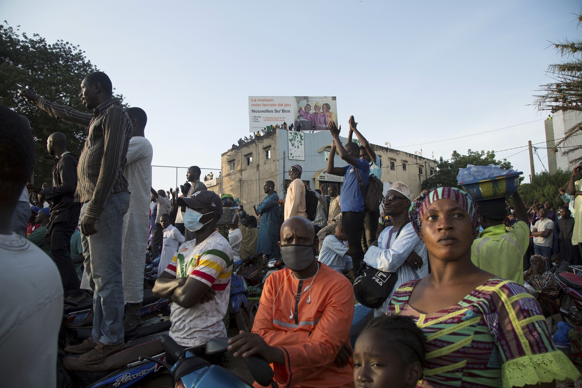 Thousands in Mali's Capital Welcome President's Downfall - Bloomberg