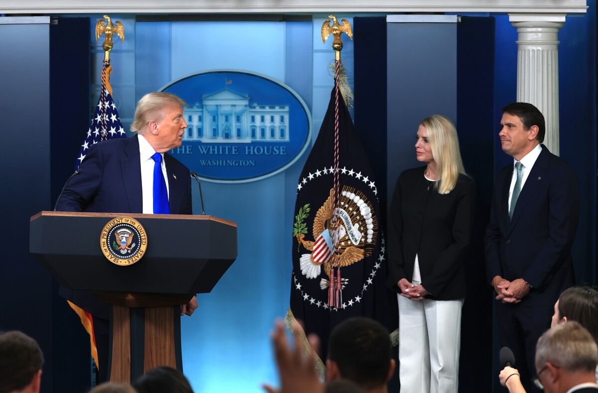 Trump đang cố viết lại lịch sử bằng cách yêu cầu tiền từ bộ tư pháp