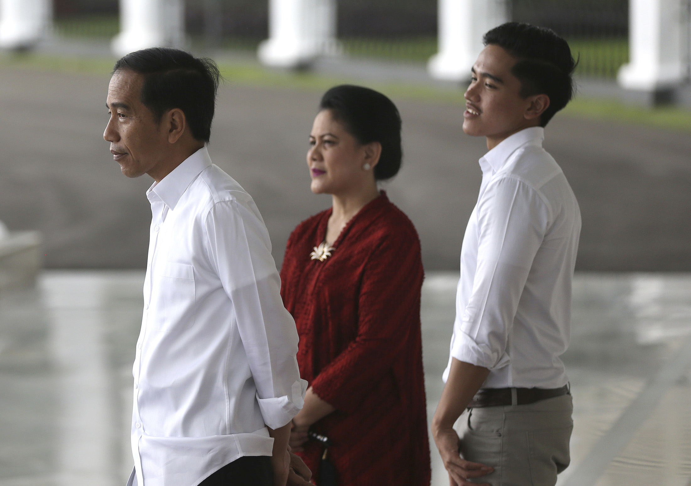 Joko Widodo, À Gauche, Sa Femme Iriana Et Son Plus Jeune Fils Kaesang Pangarep.