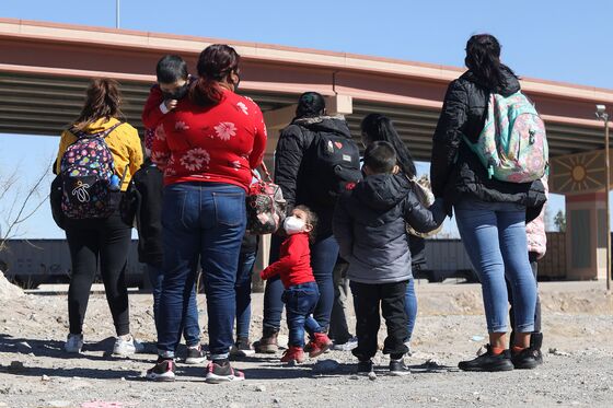 Border Agents Release Migrants Into U.S. in Shift From Trump