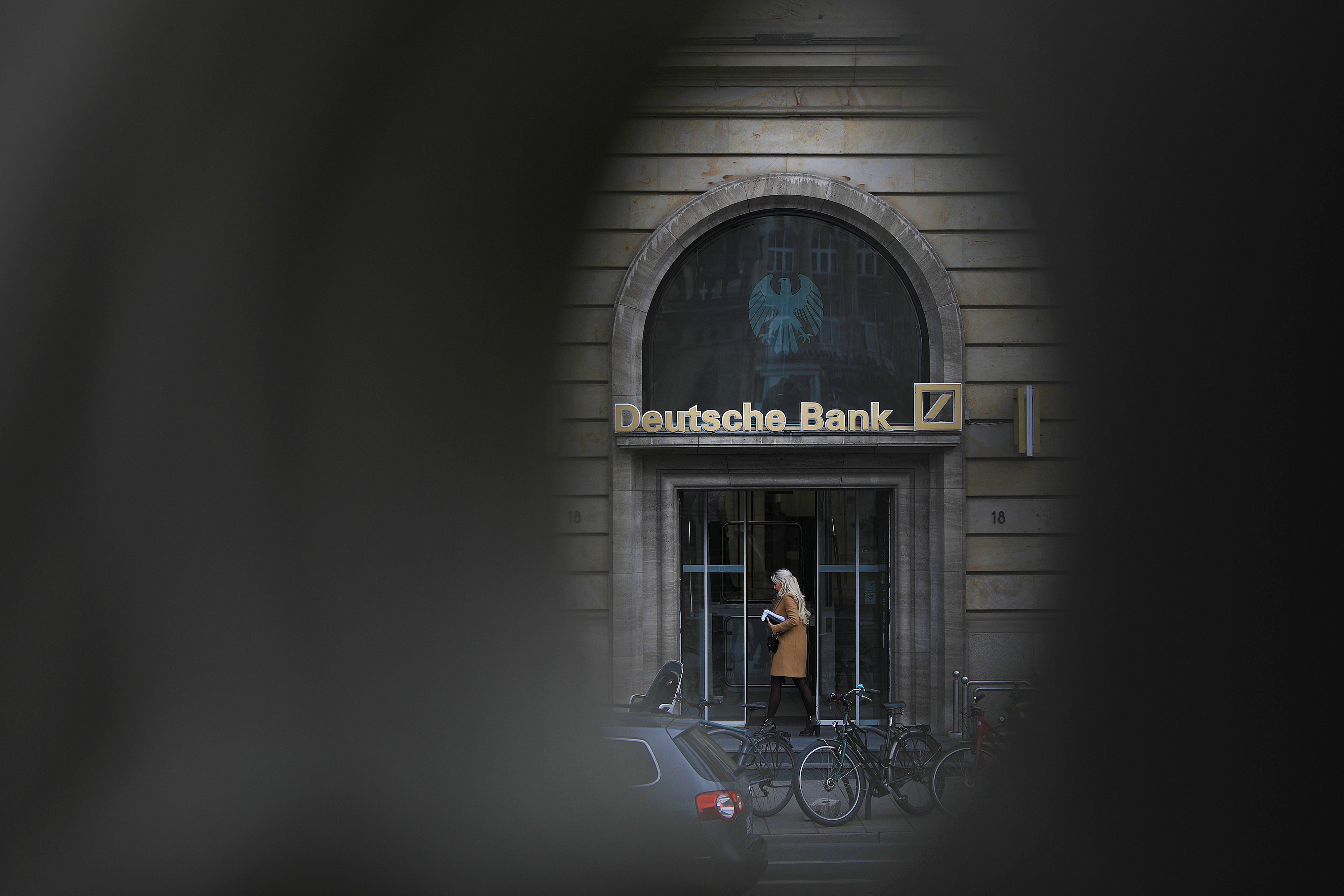 Deutsche Bank Considers Return to Trading Mortgage Securities Bloomberg