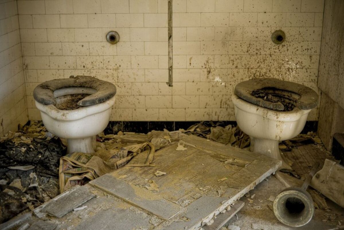 Grisly PublicBathroom Collapse in Ghana Claims 1 Life Bloomberg