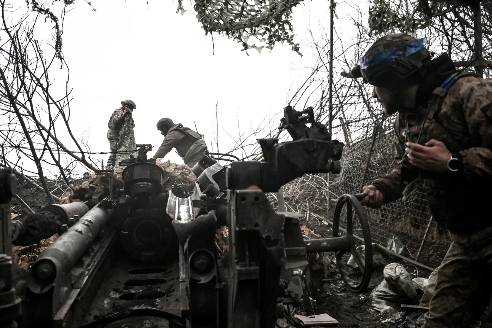 Soldiers&nbsp;man an M777 howitzer during a combat mission in the Dnipropetrovsk region, Ukraine, on Dec. 24.&nbsp;