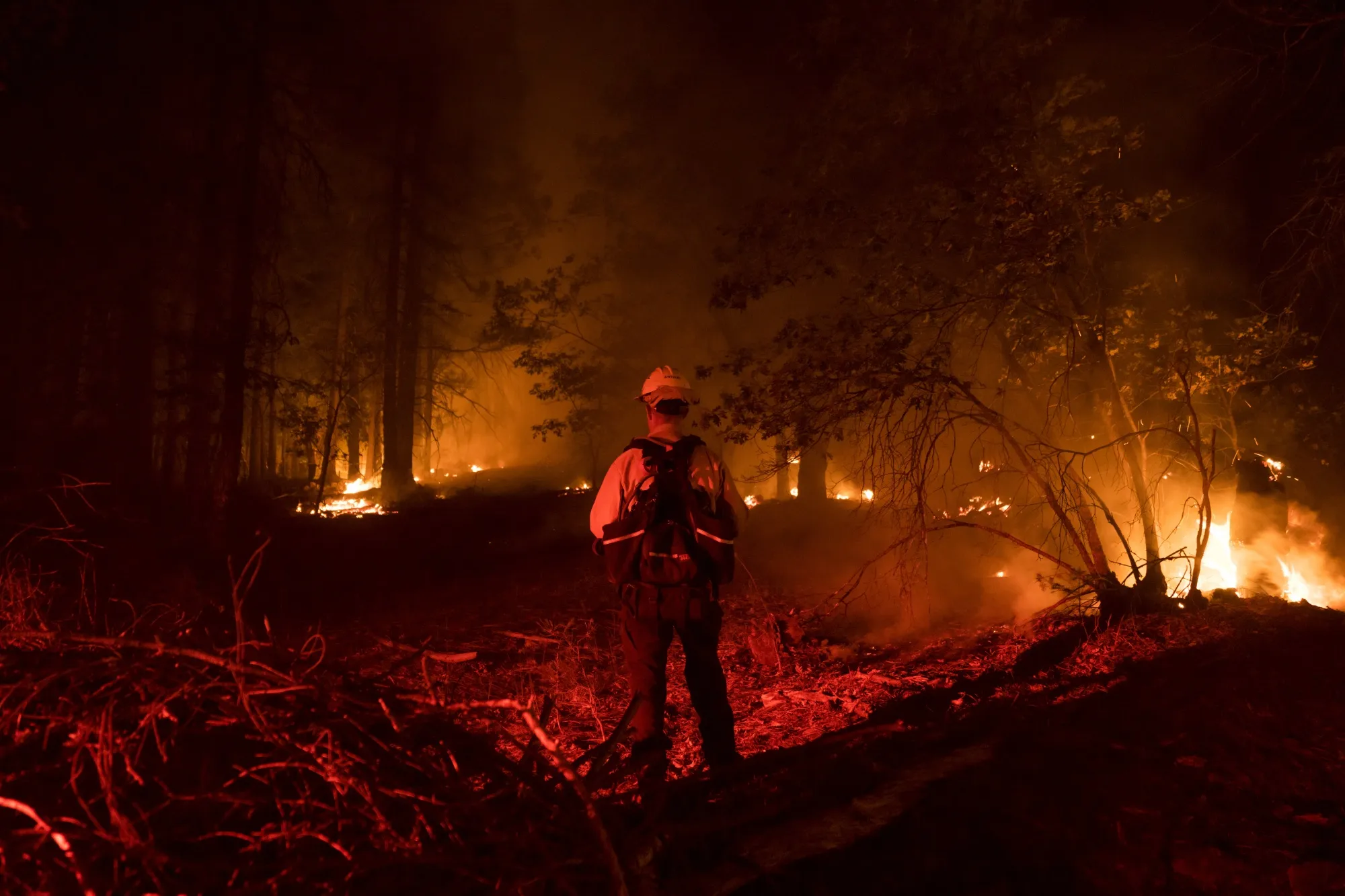 A firefighter battles flames during the Dixie Fire in 2021.&nbsp;