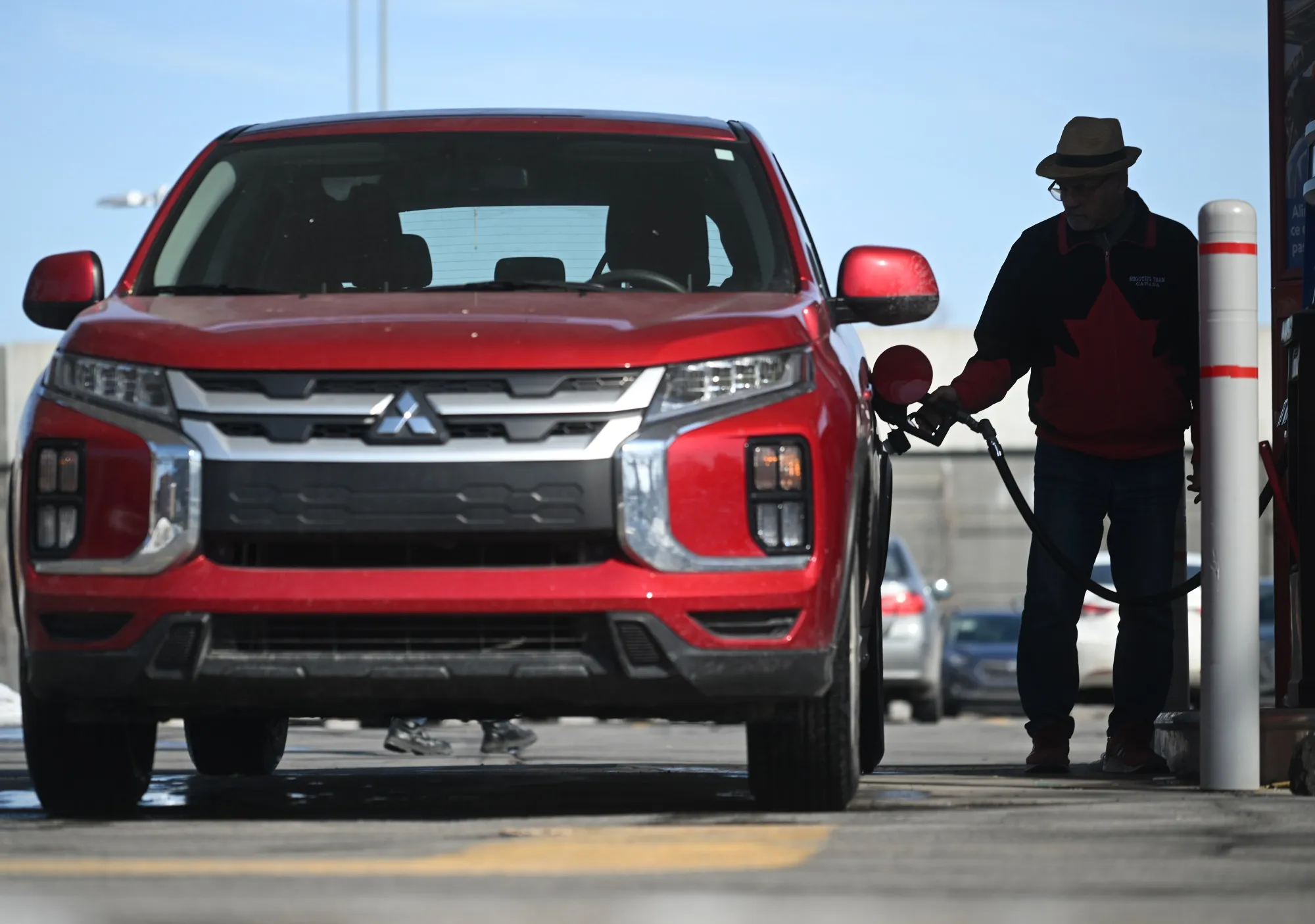 Canadians Favor Carney Lowering Gas Taxes Amid Oil Shock, Poll Says ...