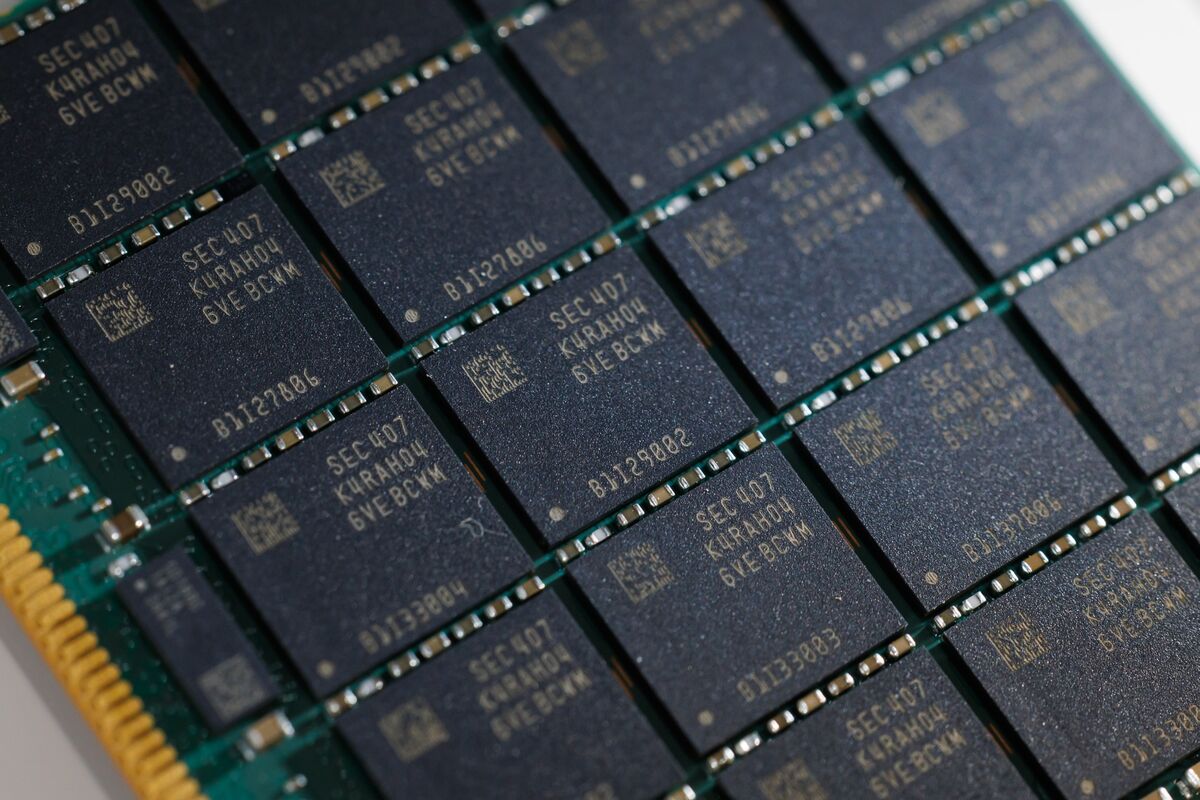 Chip Stock Bulls Count on Samsung to Soothe AI Trade Jitters