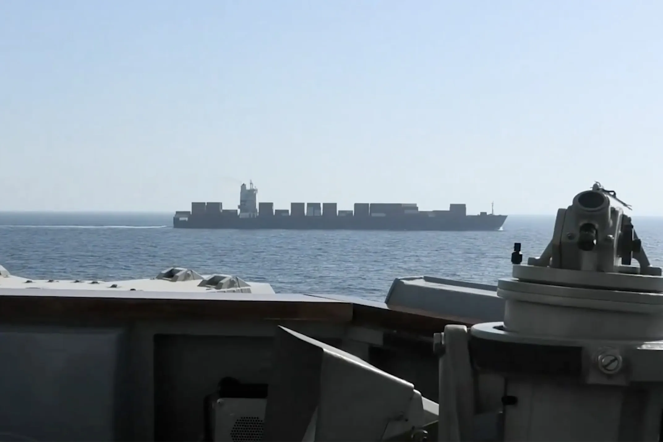 米海軍の駆逐艦スプルーアンスが、イランの港へ向かおうとしていたイラン船籍の貨物船を拿捕した（4月19日に米中央軍が公開した映像から）