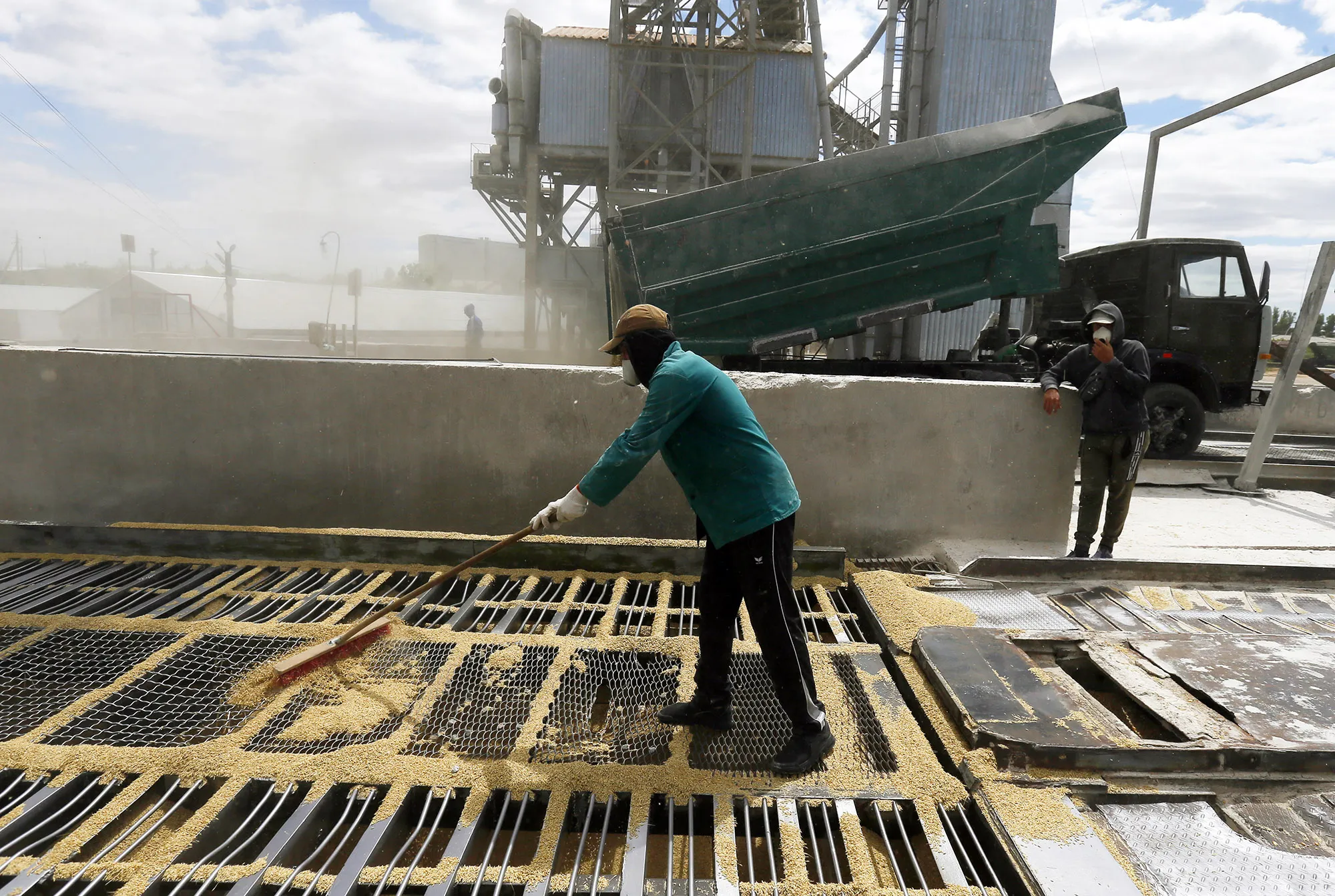 Ukrainian workers at a grain terminal in the Odesa region, Jun 22.