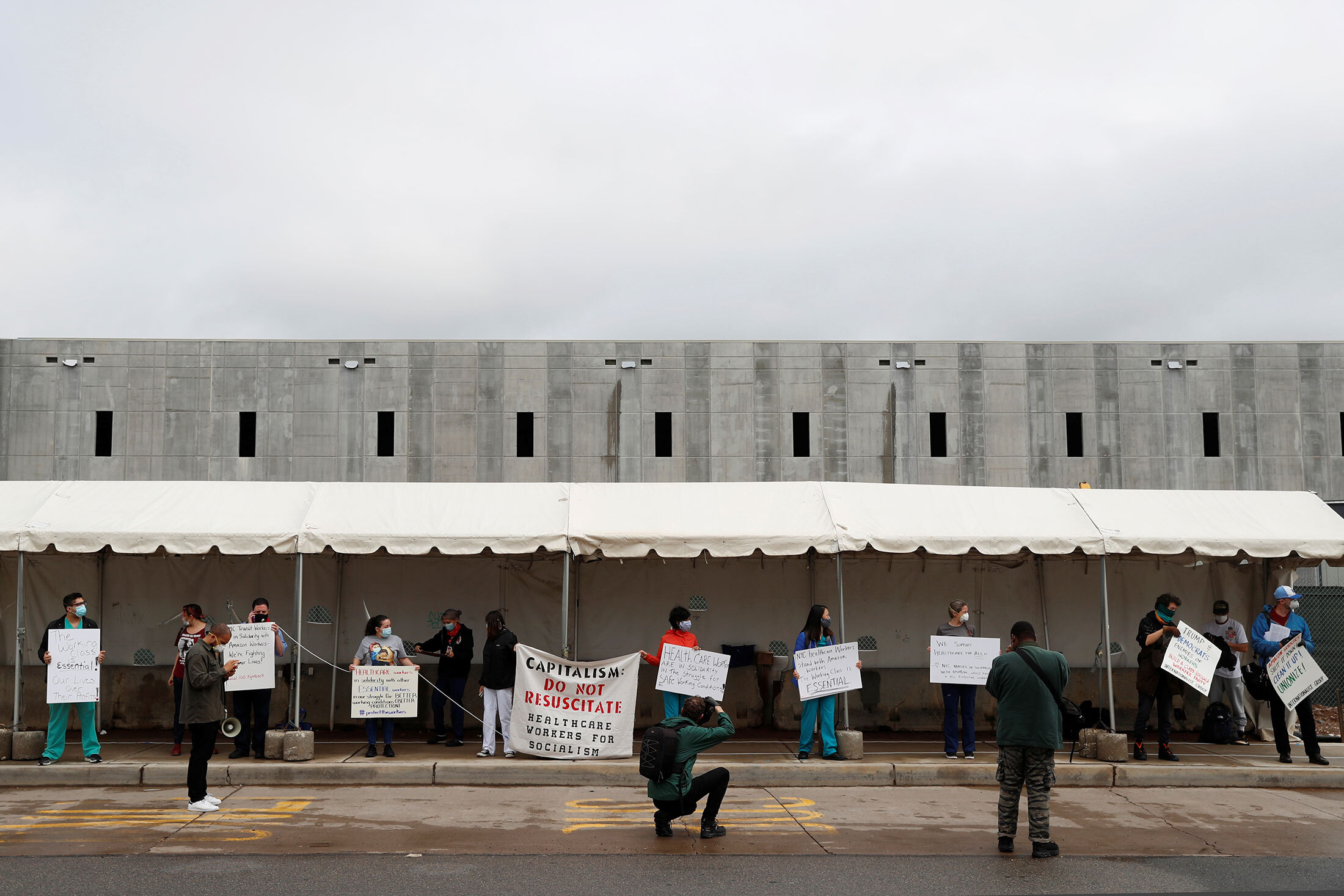 relates to 何も言わずに働け、コロナ巡り「言論統制」か-従業員の信頼揺るがす