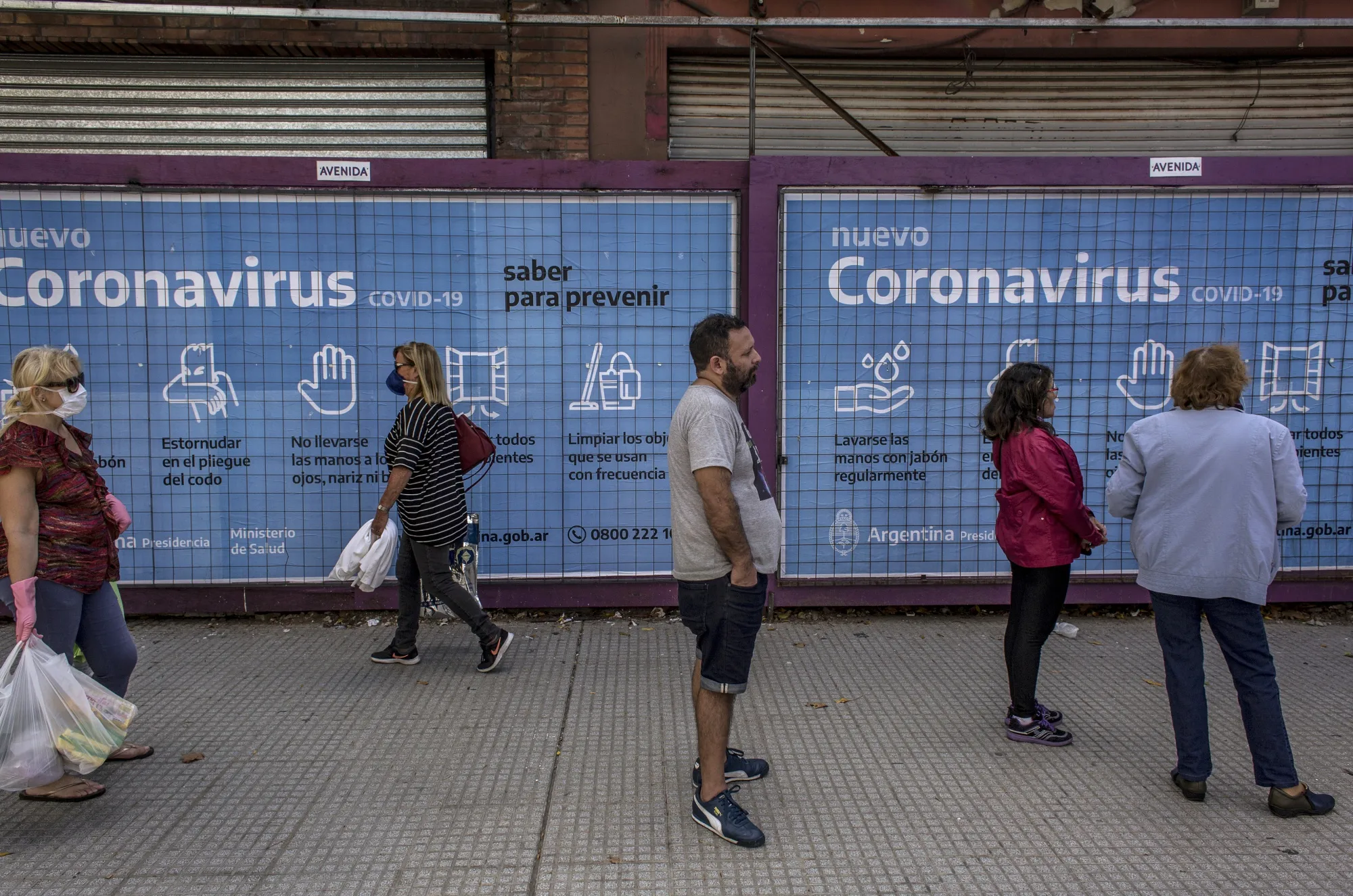 Cash-Dependent Argentines Break Lockdown to Wait in Bank Queues