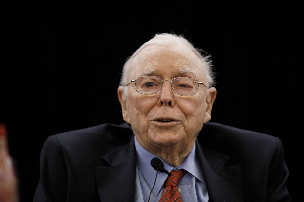米バークシャーのC・マンガー氏死去、99歳－バフェット氏の右腕