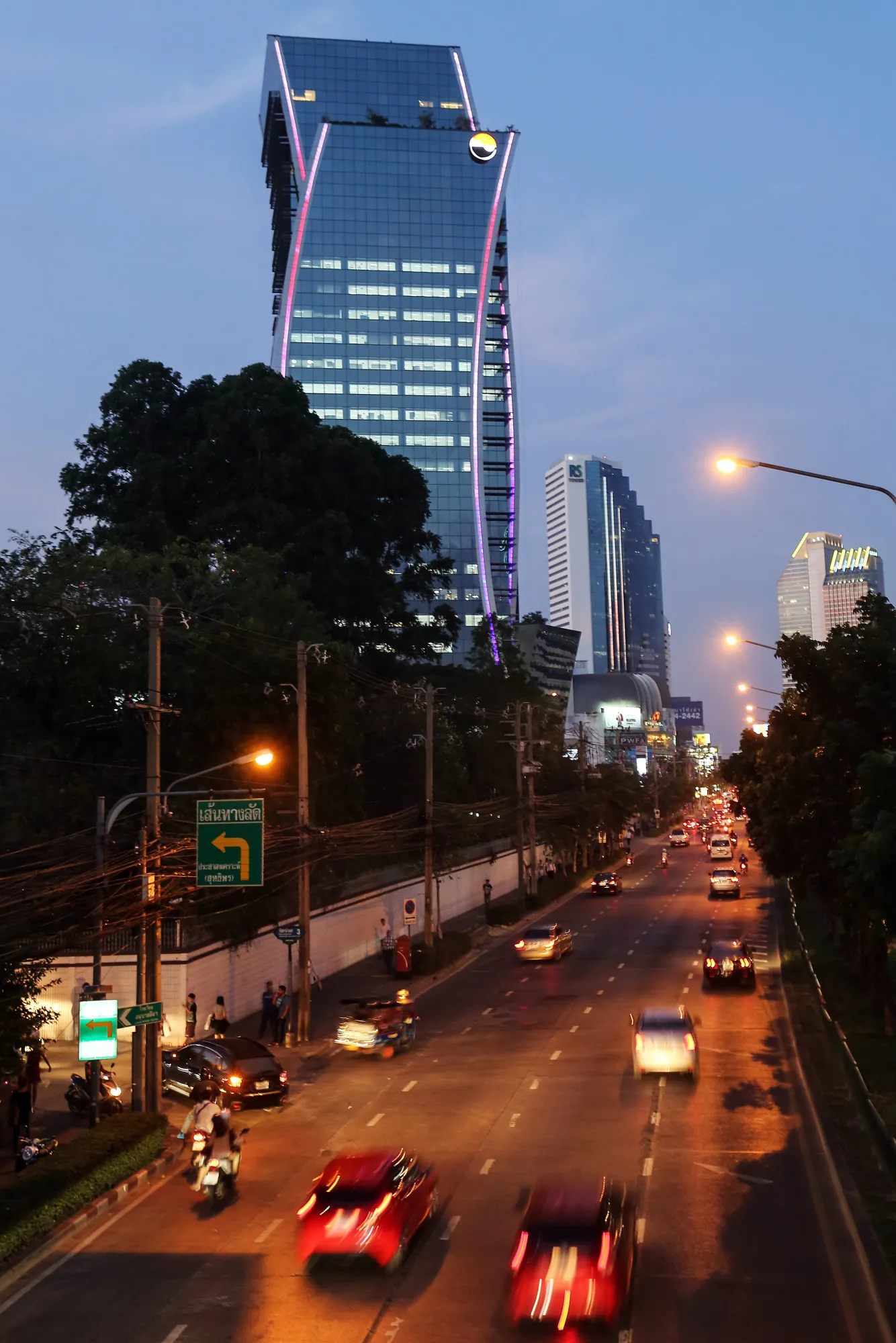 Traffic passes the Stock Exchange of Thailand building, center left, as it stands illuminated at night in Bangkok, Thailand, on&nbsp;Jan. 15, 2016.&nbsp;