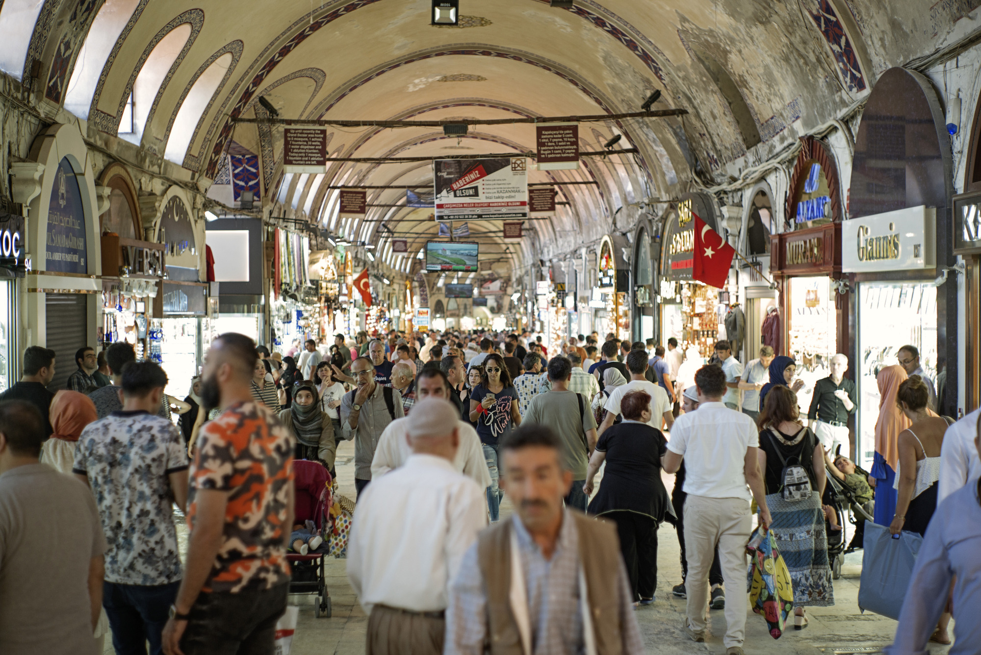 Turkey Raises Net Minimum Wage by 15% for 2020 - Bloomberg