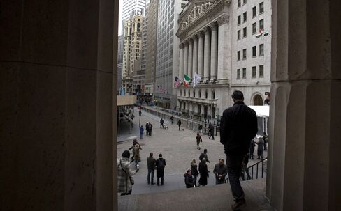 Dow Snaps 10-Day Rally as Consumer Confidence Declines