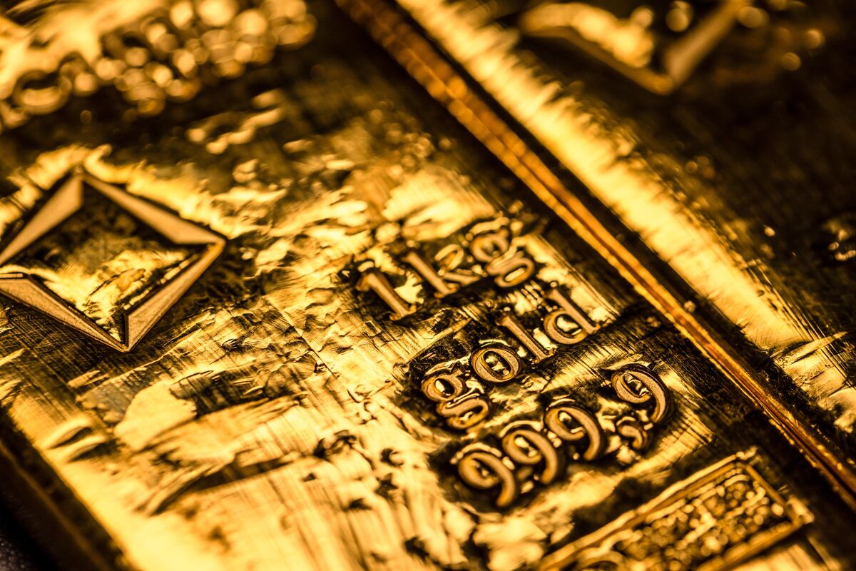 Gold Declines as Traders Parse Fed Comments on Outlook for Rates