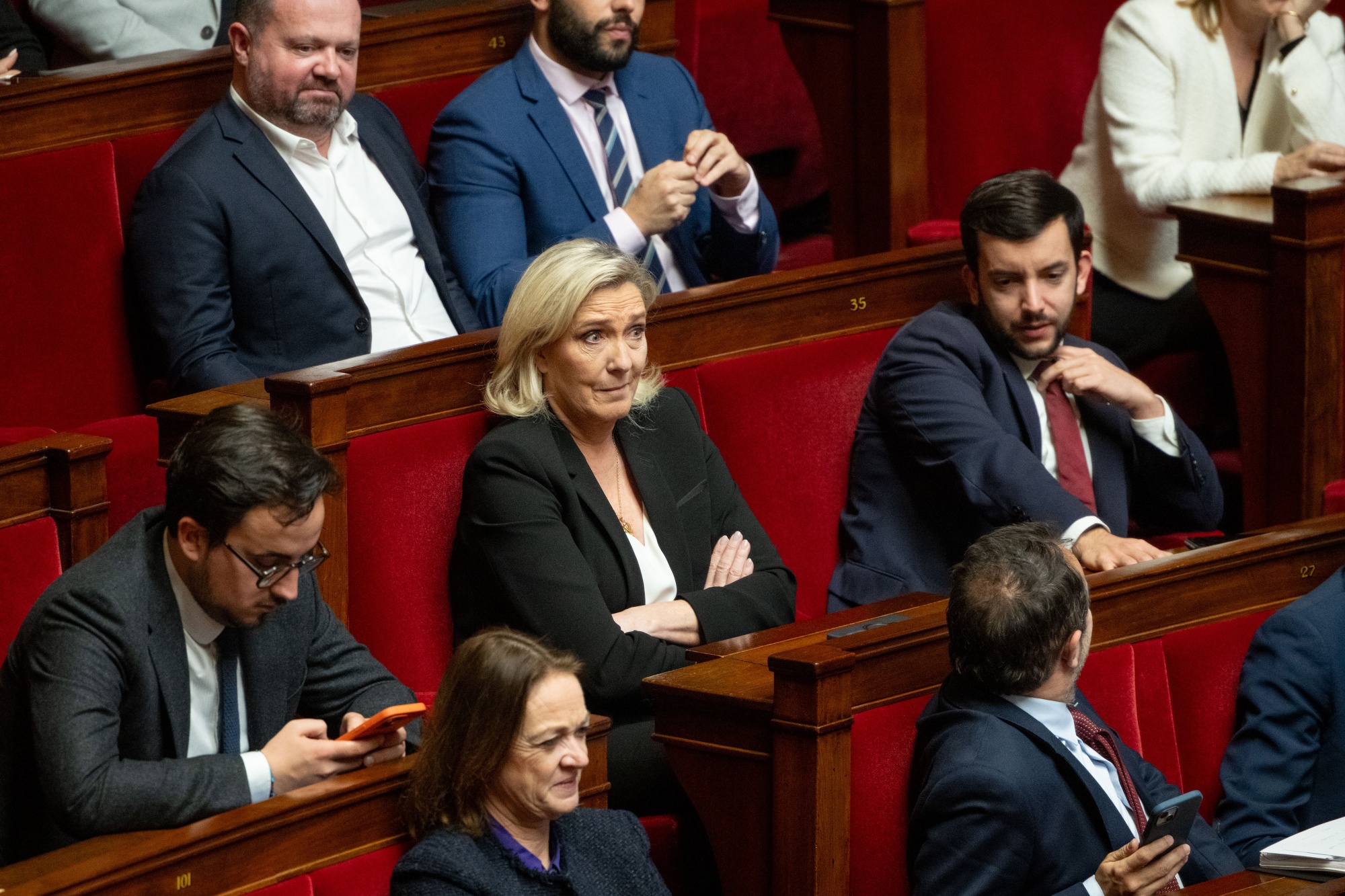 フランス内閣への不信任可決、58年以降最短で総辞職-混迷深まる恐れ Bloomberg