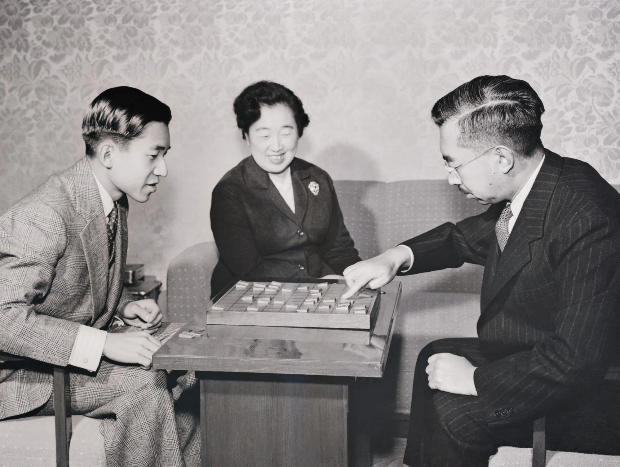 平成から令和へ、旅路を終える天皇陛下と即位控えた皇太子さまの歩み