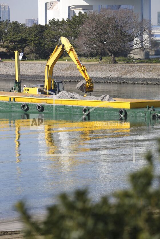 Just Days Before Olympics, Tokyo’s Outdoor Swimming Venue Stinks