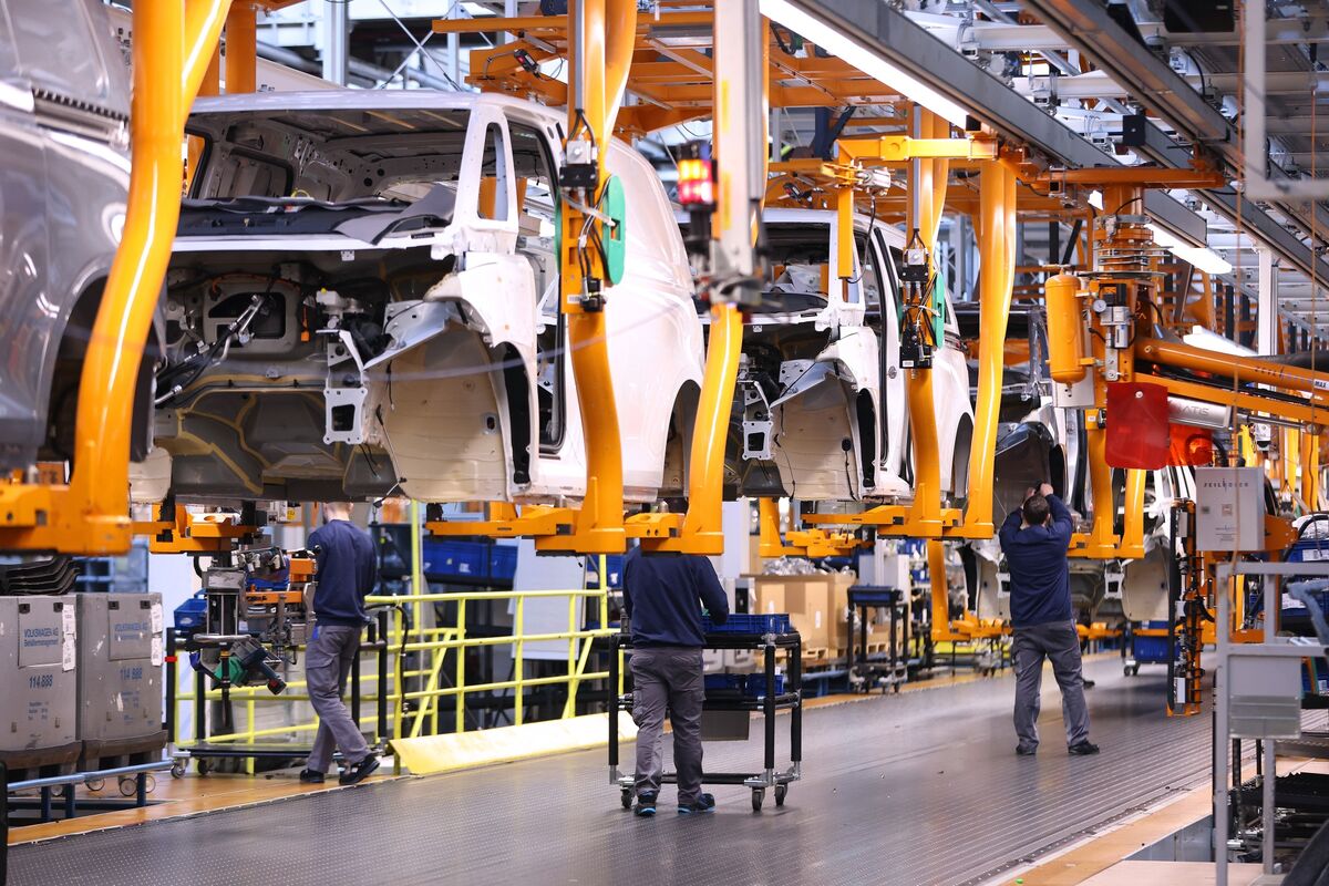 VW CEO’s Streamlining Push Faces German State’s Veto Threat
