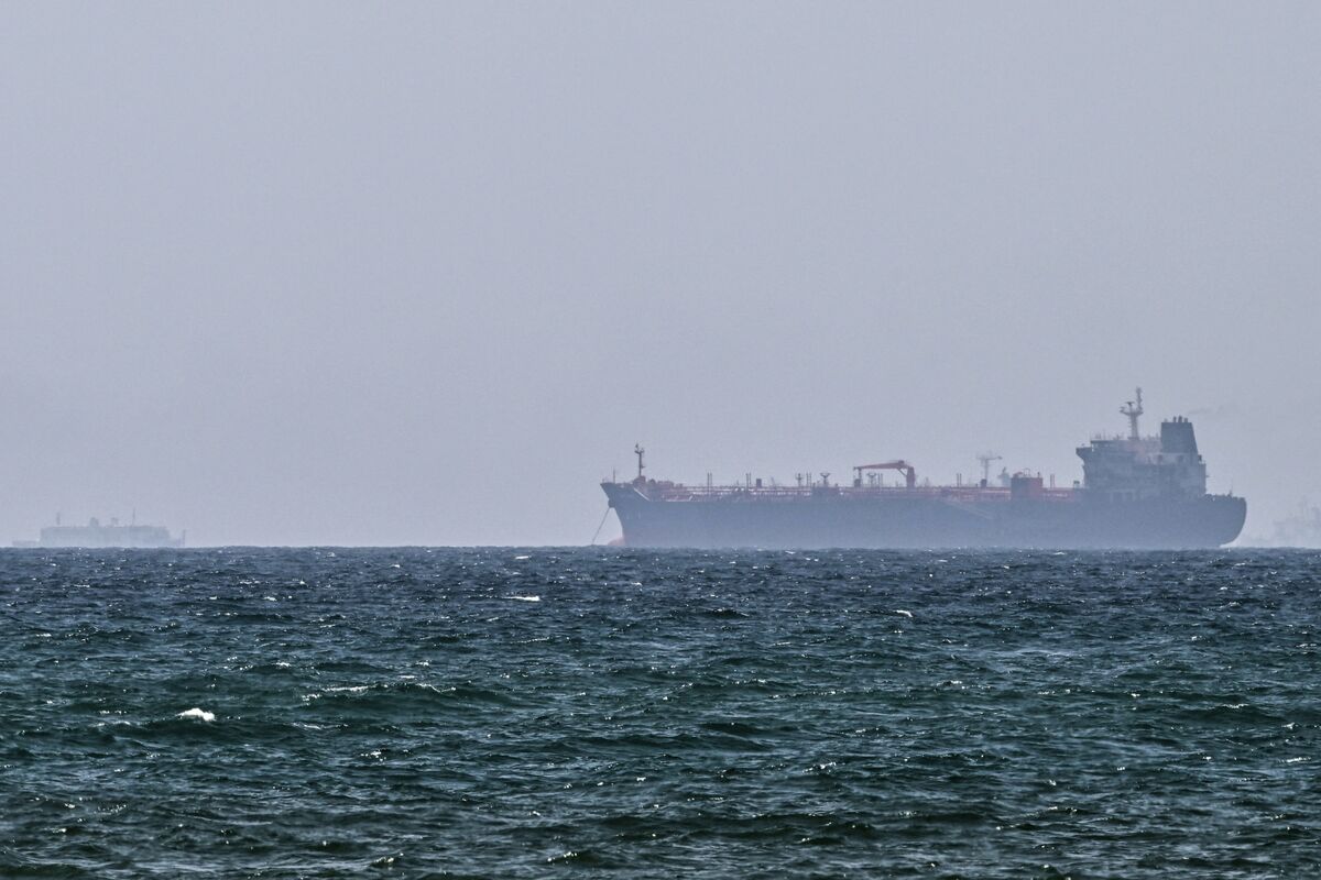 Strait of Hormuz Traffic Fades to a Crawl After Supertankers Exit