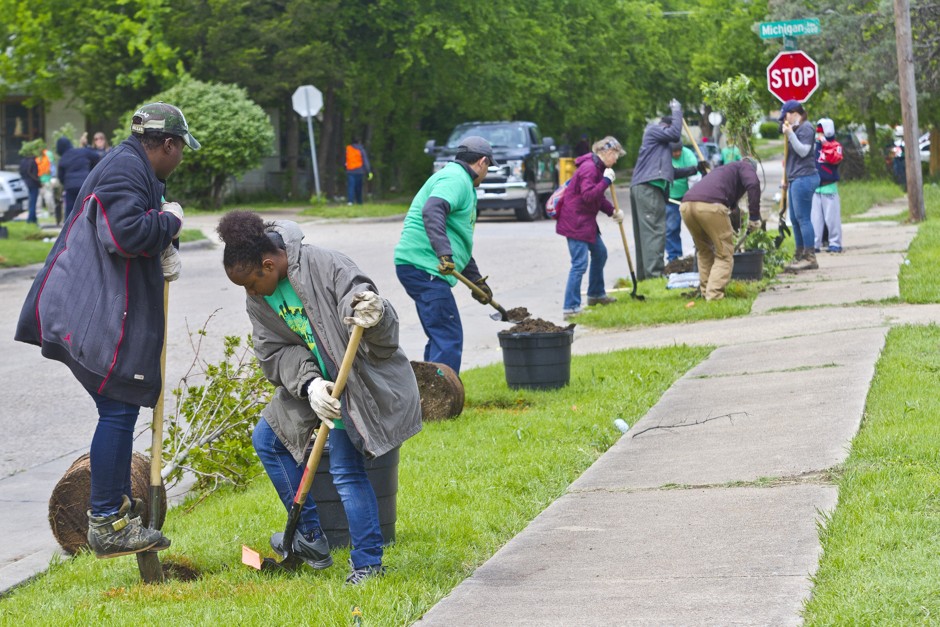 Oak Cliff residents are helping plant 1,000 trees in their neighborhood.