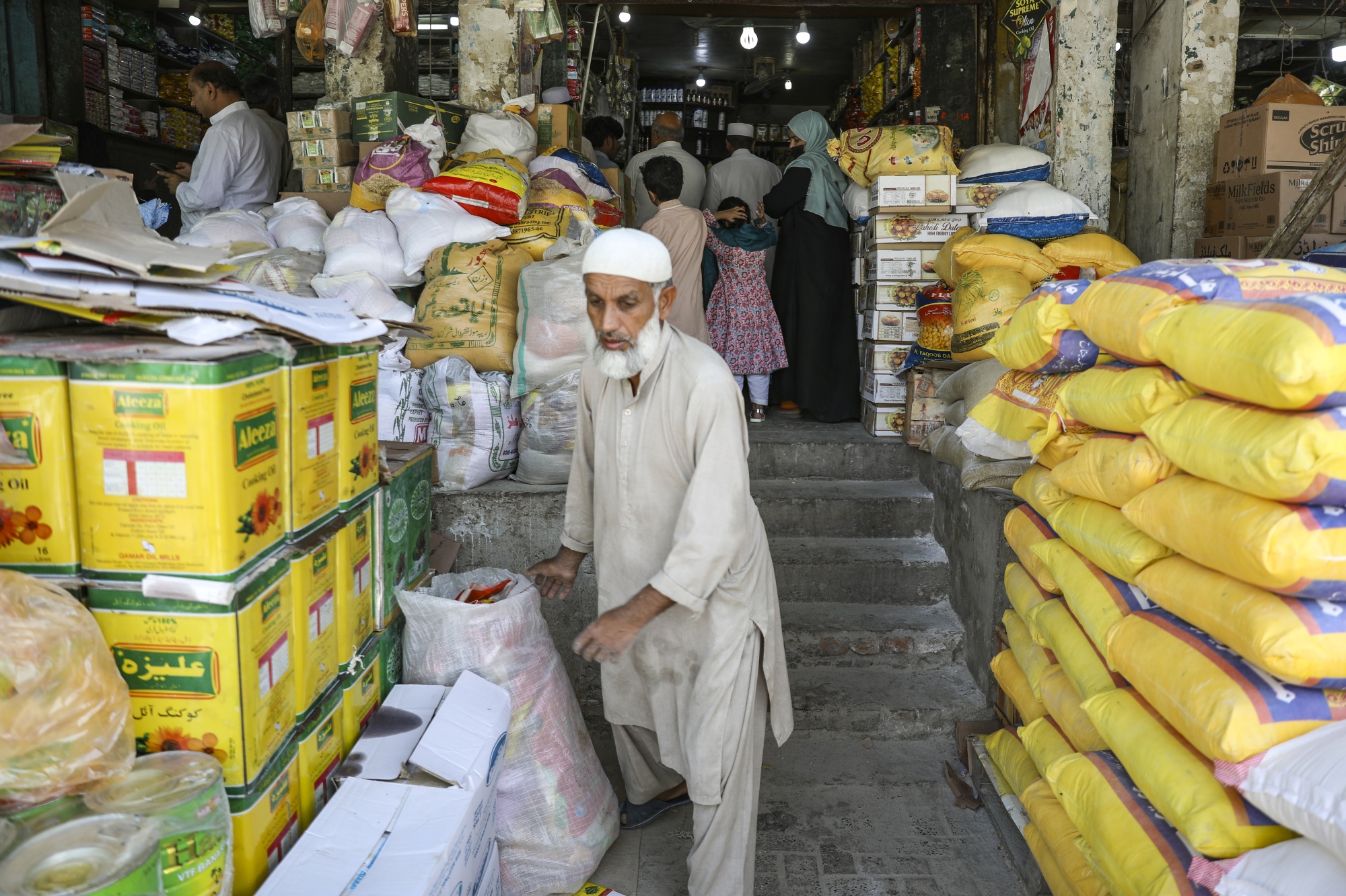 pakistan-inflation-slows-for-first-time-in-seven-months-bloomberg