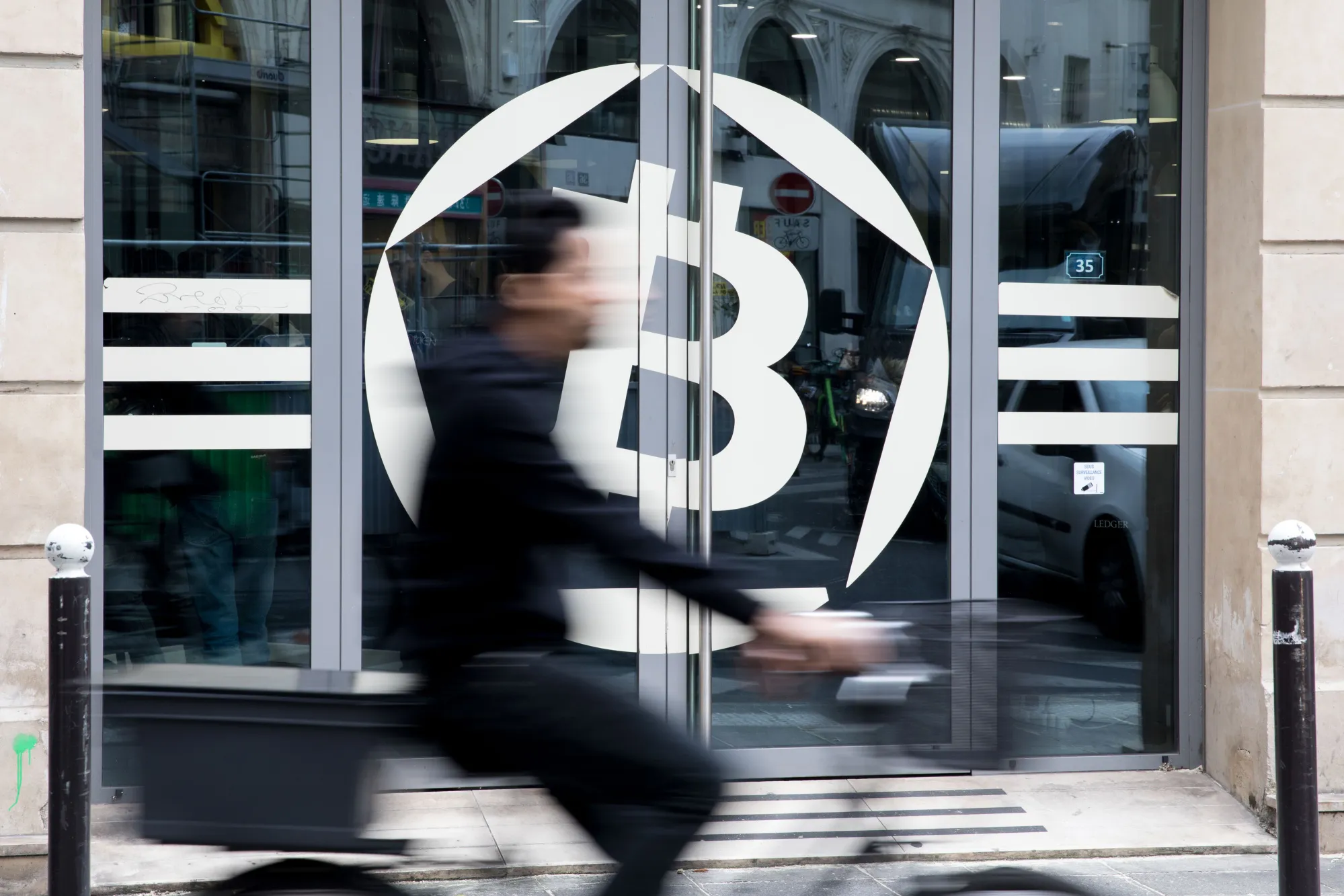 As Brokers Line Up to Offer Bitcoin Futures, Others Are Quiet - Bloomberg