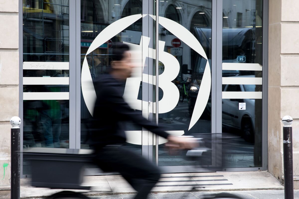 As Brokers Line Up to Offer Bitcoin Futures, Others Are Quiet - Bloomberg