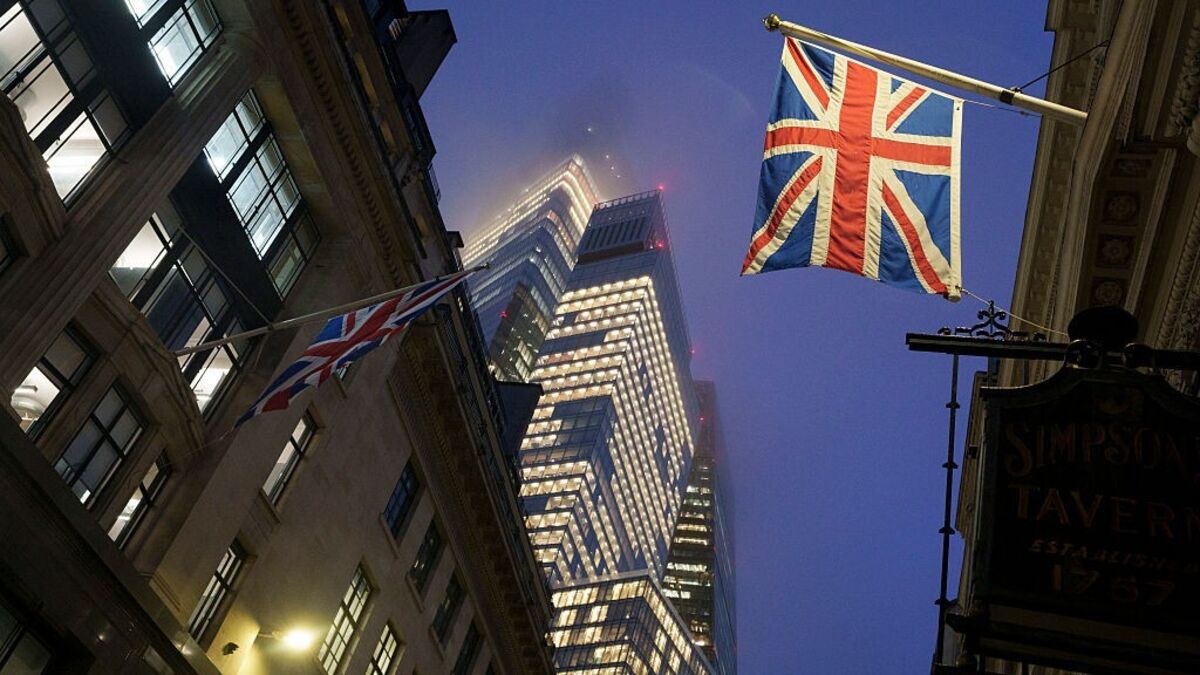 Bearish Pound Bets Increase as PM Starmer Teeters