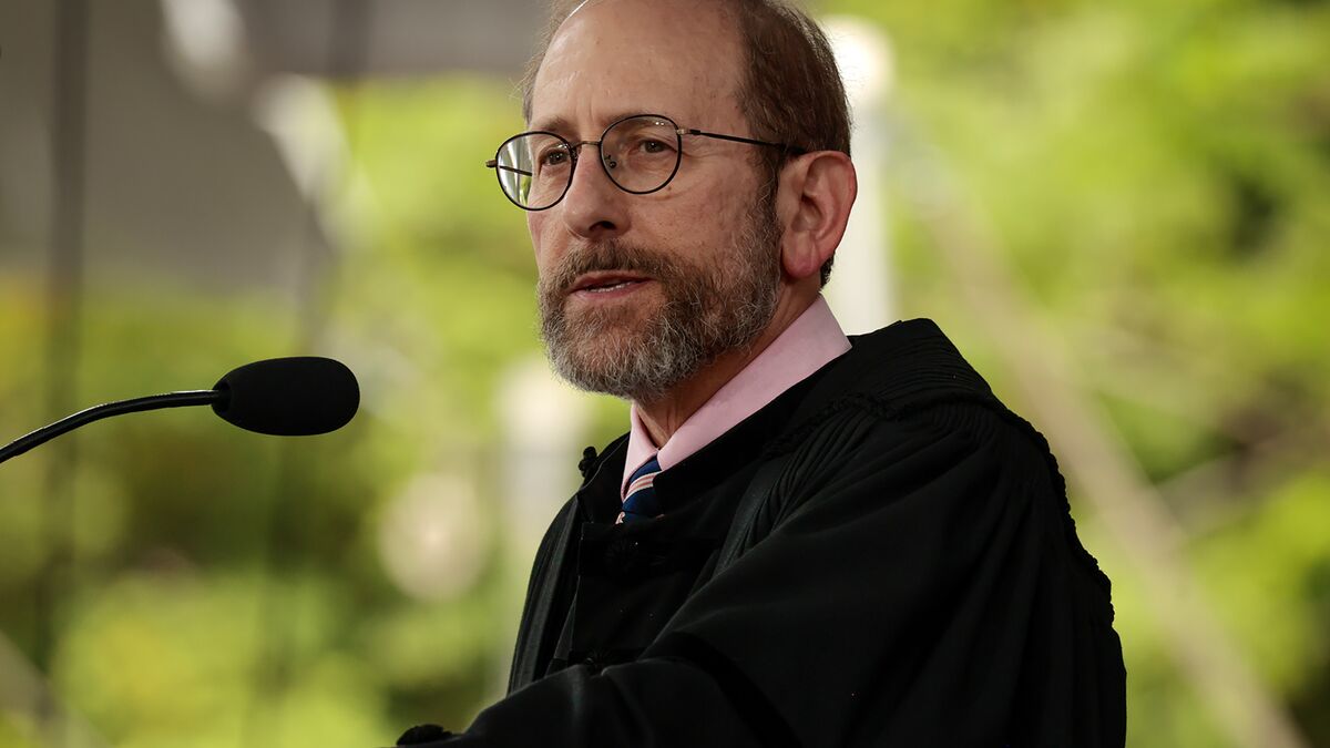 🟪"Il Presidente di Harvard Riduce il Proprio Stipendio del 25%: Un Esempio di Leadership Responsabile"