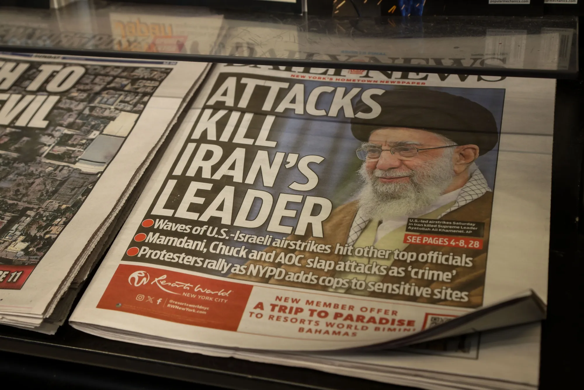 ニューヨークのJFK国際空港売店で売られているデイリー・ニューズ紙