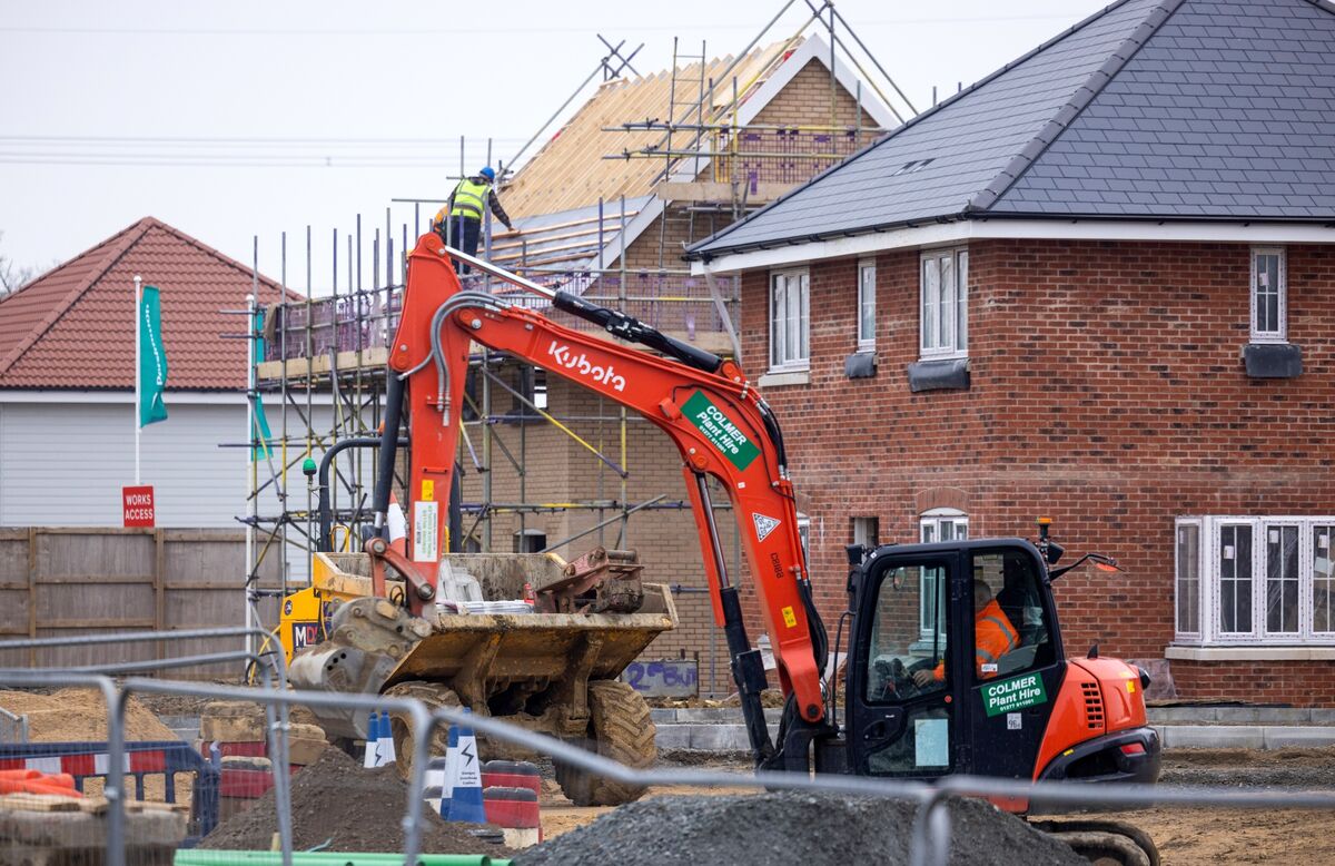bloomberg.com - Andrew Atkinson - UK Building Slumps in Final Blow to Starmer's New Homes Pledge