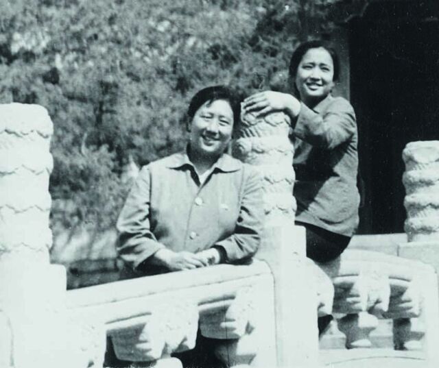 Chang with her mother, on the eve of leaving China for Britain in 1978. Both are wearing Mao suits.