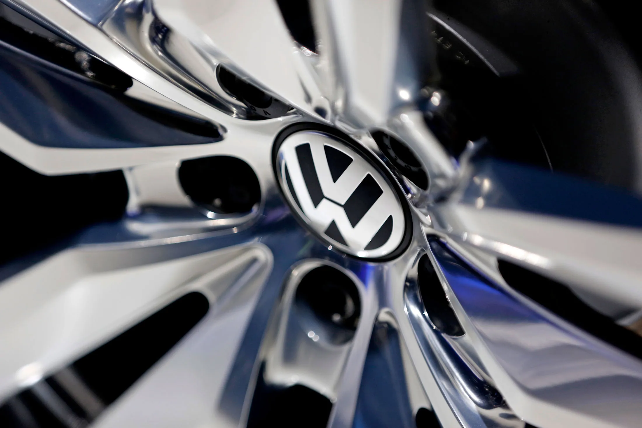 VW Passes Toyota to Lead Global Sales in First Half of 2015