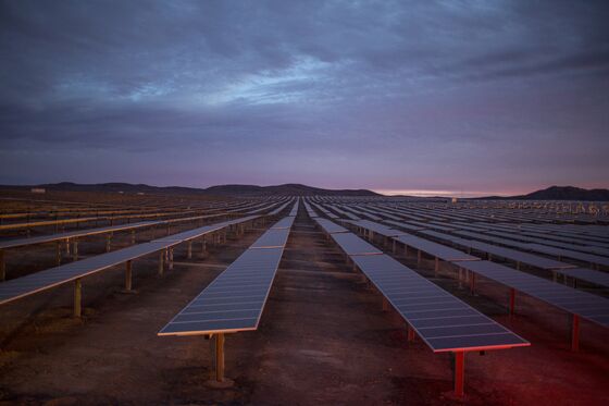 Rising From the Desert, Solar-Thermal Giant Defies Musk Battery
