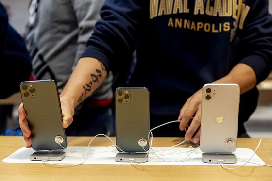Apple’s New iPhones Show Signs of Demand; New Store Draws Crowds
