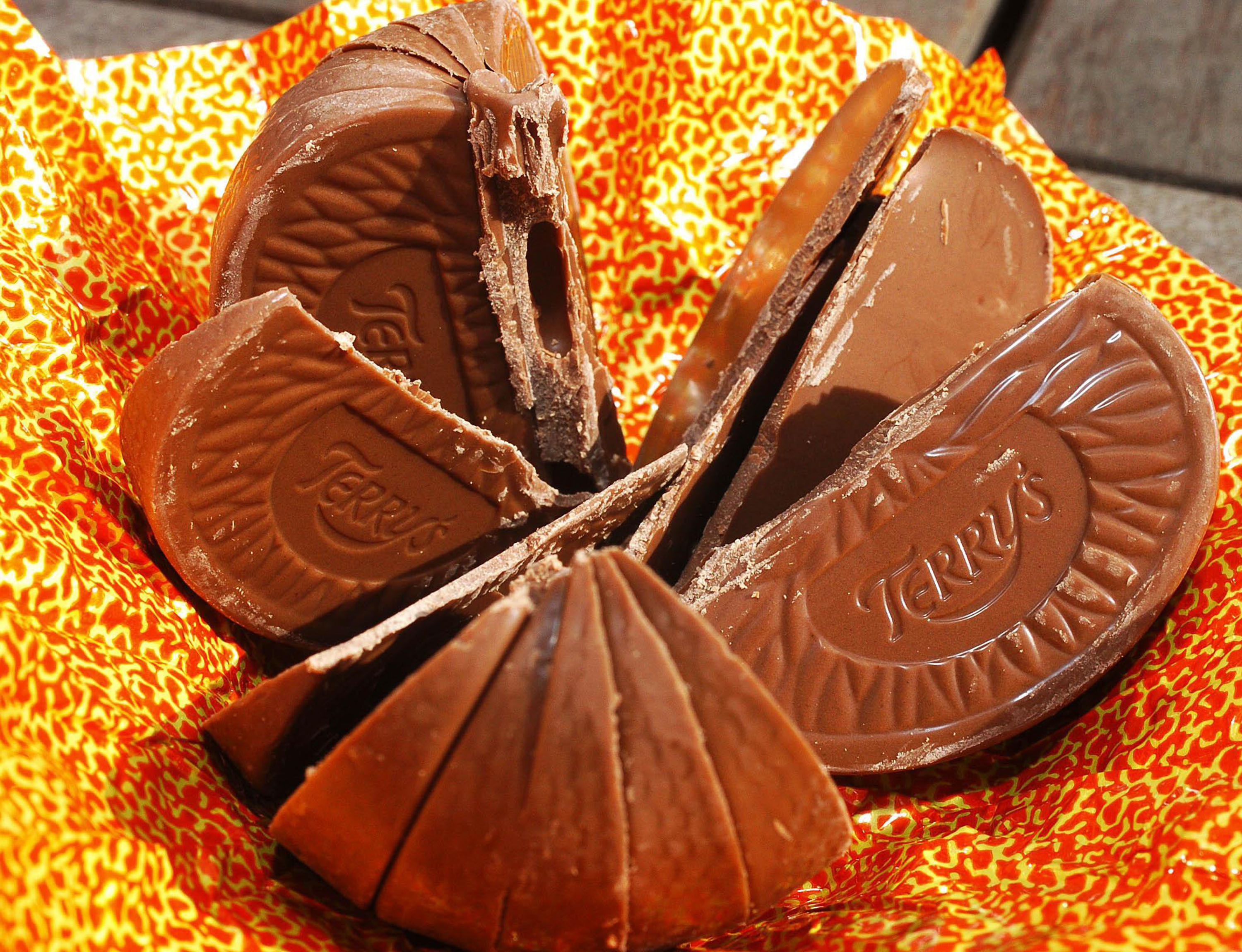 Шоколад п. Шоколад Terry's Chocolate Orange. Шоколадные дольки. Долька шоколада. Шоколад в форме апельсина.