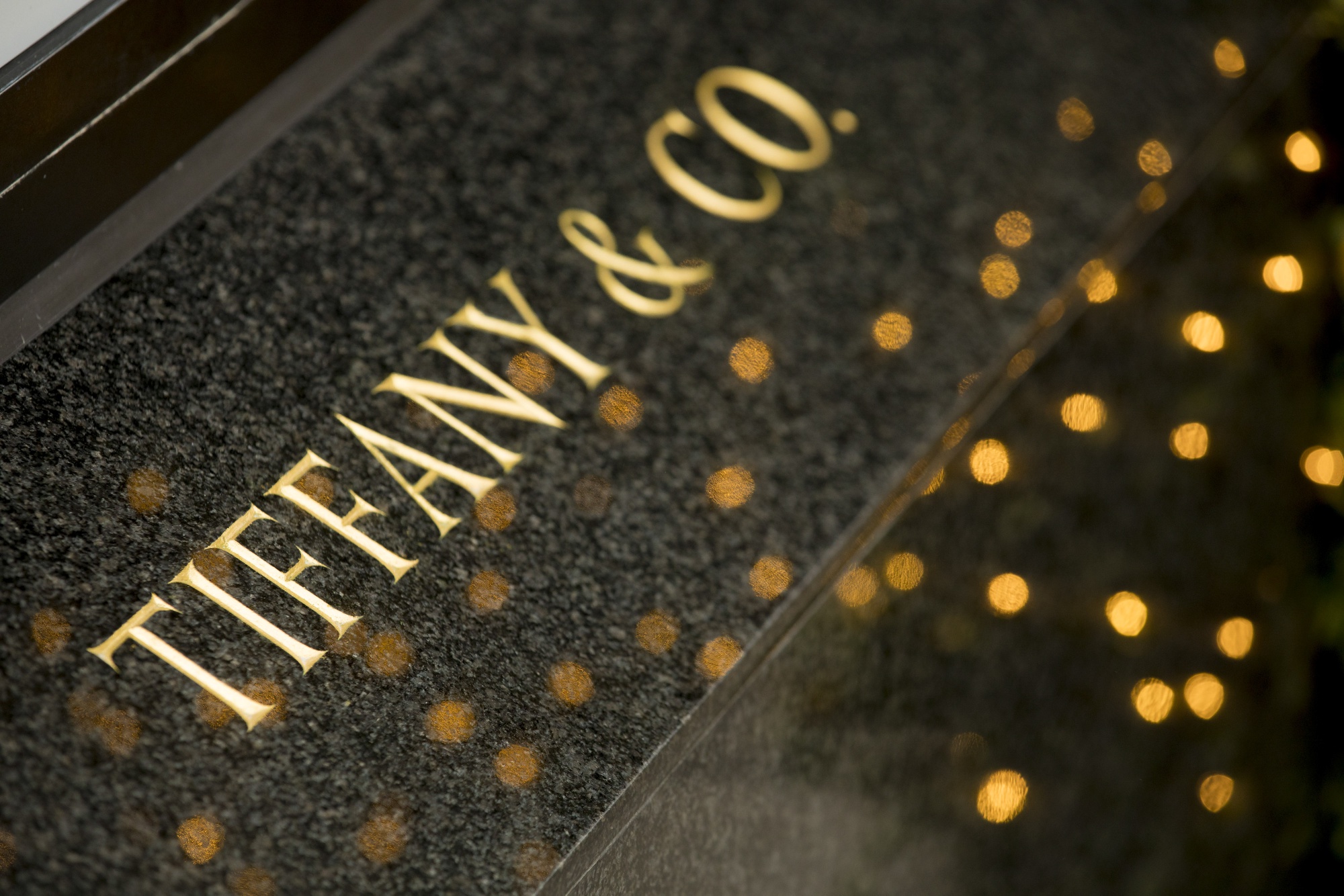 Tiffany Suspends Use of Russian Diamonds