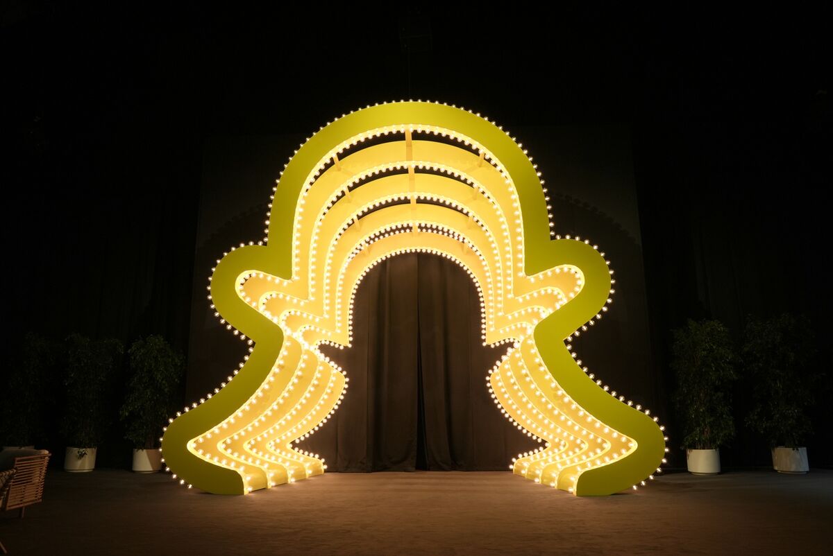 🟪"Snap Inc. Anticipa il Lancio degli Occhiali per Realtà Aumentata, Sorpassando Meta"