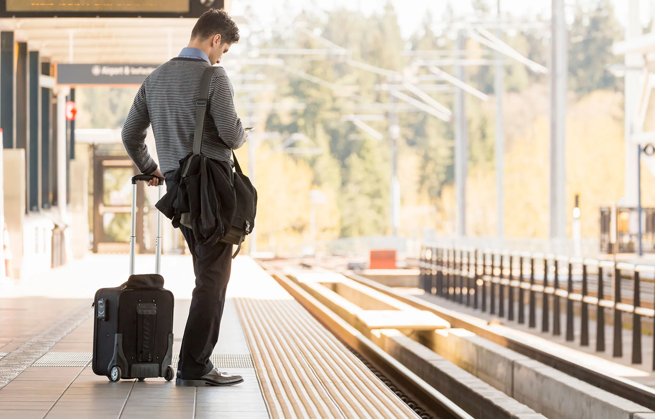 1469469923_travel-businessman