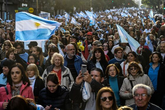 Thousands March in Argentina in Support of Macri’s Re-Election
